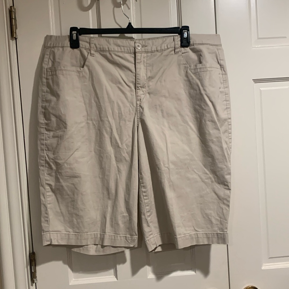 🤎Khaki Bermuda Style Shorts🤎